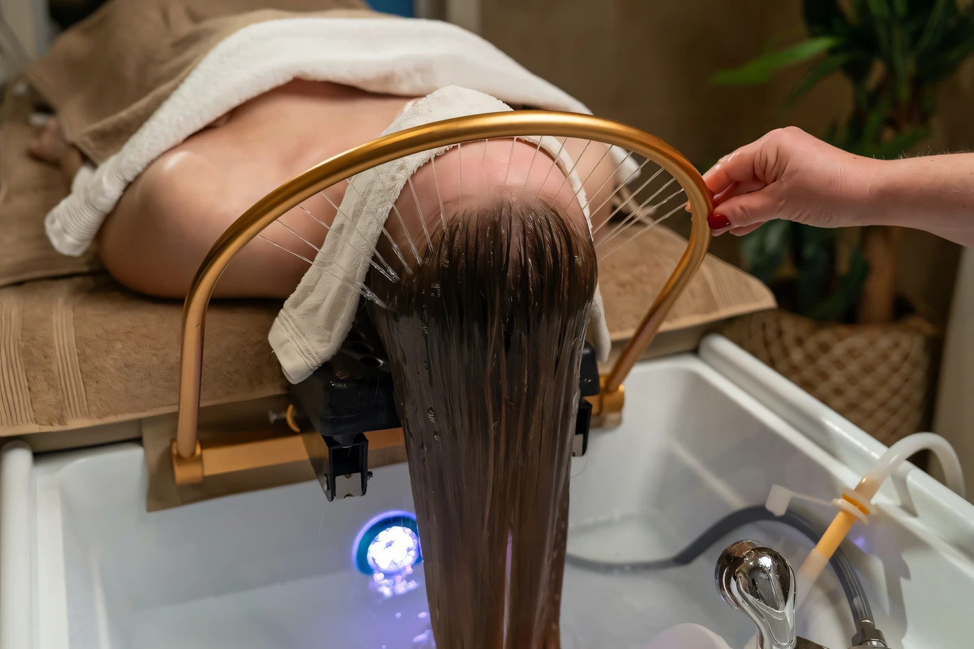 Arceau de soin à eau au-dessus d'un bac de head spa, formation Head Spa japonais à L'INSTITUT K Nancy